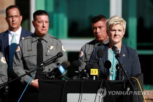 27일(현지시간) 미국 뉴멕시코주 샌타페이 검찰과 보안관이 할리우드 배우 알렉 볼드윈이 연관된 총격 사고와 관련해 기자회견을 하고 있다.  샌타페이 로이터=연합뉴스